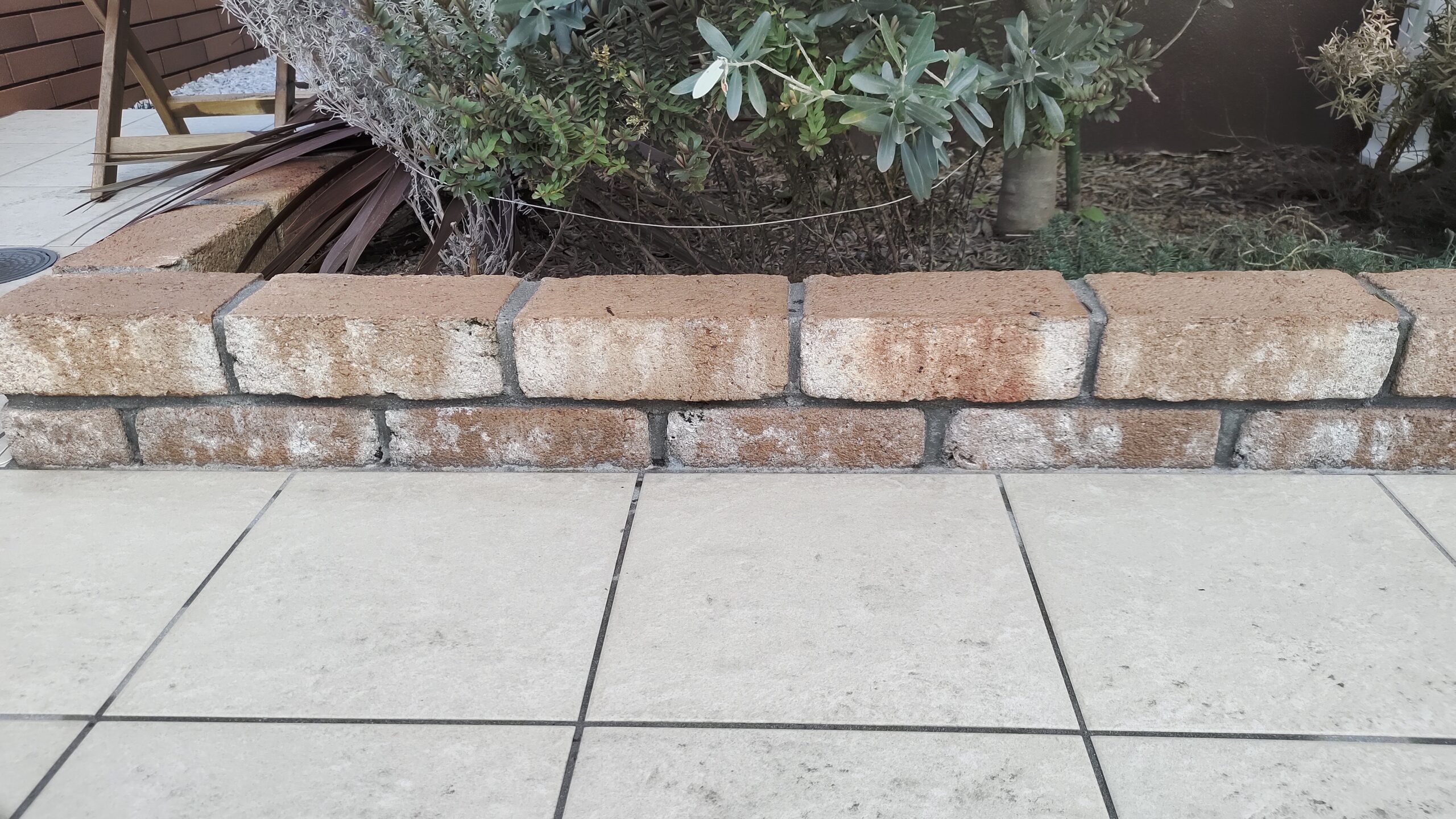 レンガに付いた白い汚れ 白い粉の落とし方を徹底解説 左官建材マガジン By ヤブ原産業